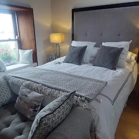 Sophisticated Seafront 3bd Suntrap Landscaped Yard *