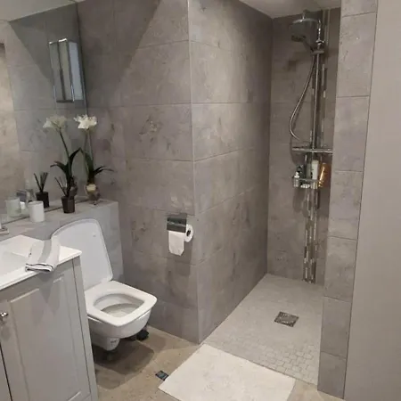 Sophisticated Seafront 3bd Suntrap Landscaped Yard Apartamento *
