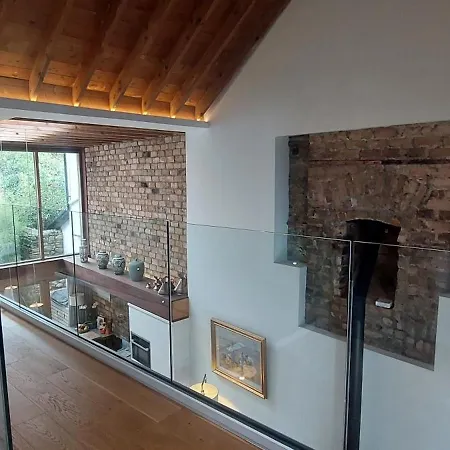 Apartment Sophisticated Seafront 3bd Suntrap Landscaped Yard *