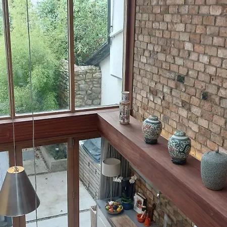 Sophisticated Seafront 3bd Suntrap Landscaped Yard