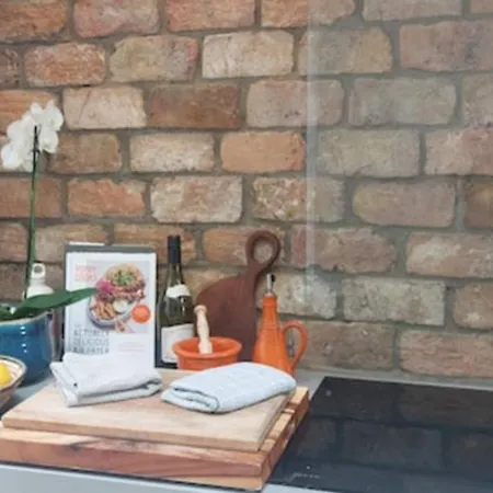 Sophisticated Seafront 3bd Suntrap Landscaped Yard *