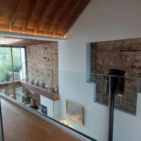 Sophisticated Seafront 3bd Suntrap Landscaped Yard