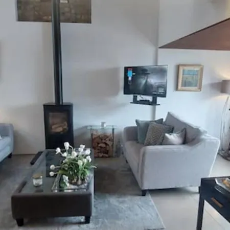 Sophisticated Seafront 3bd Suntrap Landscaped Yard *