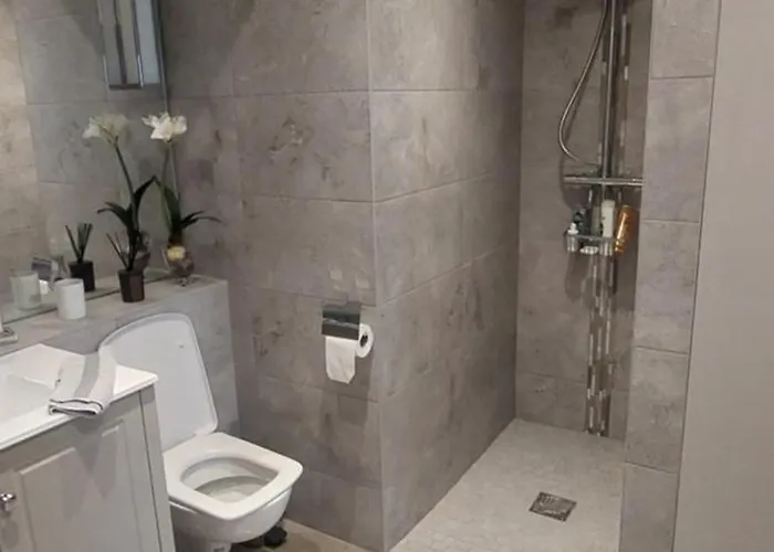 Sophisticated Seafront 3bd Suntrap Landscaped Yard Апартаменты *