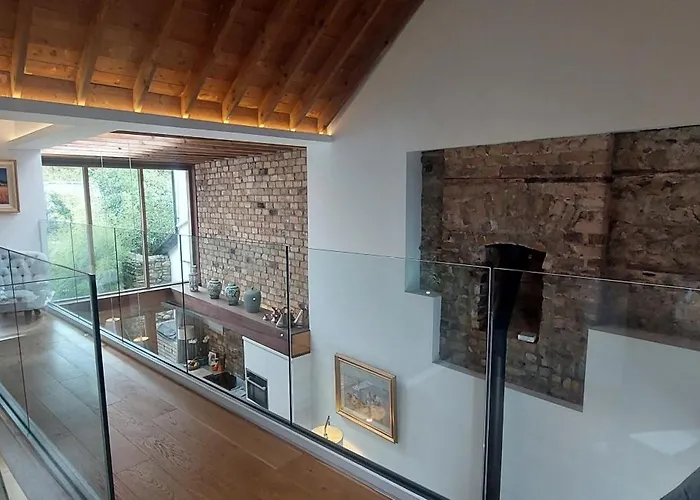 Апартаменты Sophisticated Seafront 3bd Suntrap Landscaped Yard *