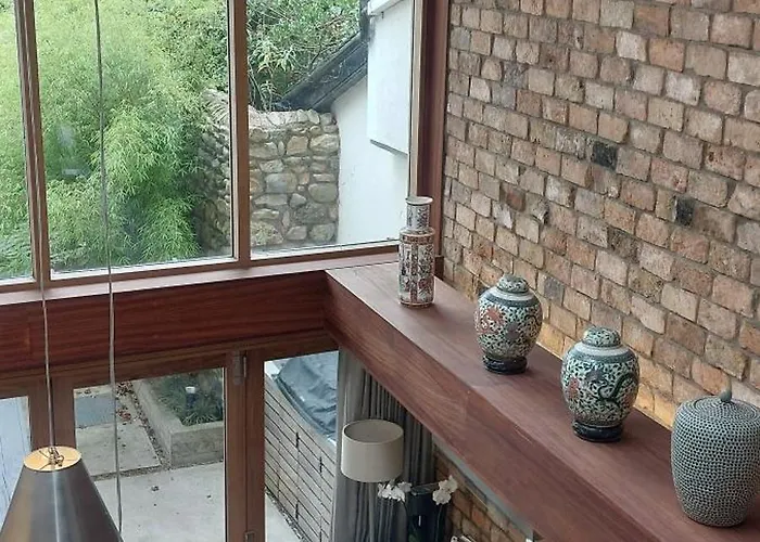 Sophisticated Seafront 3bd Suntrap Landscaped Yard