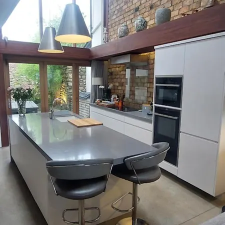 Apartment Sophisticated Seafront 3bd Suntrap Landscaped Yard *