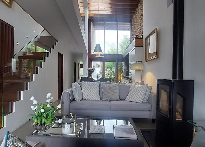 Sophisticated Seafront 3bd Suntrap Landscaped Yard