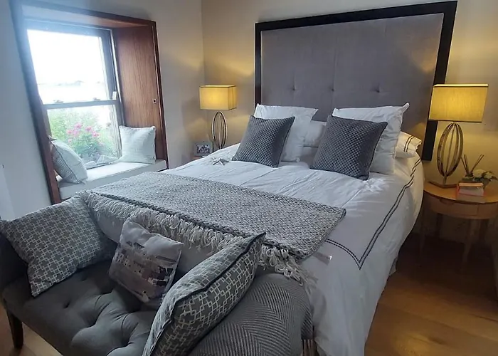 Sophisticated Seafront 3bd Suntrap Landscaped Yard *